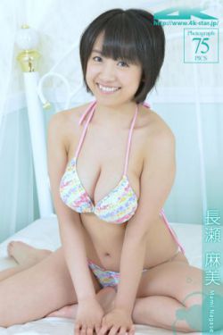 含着丰满的双乳